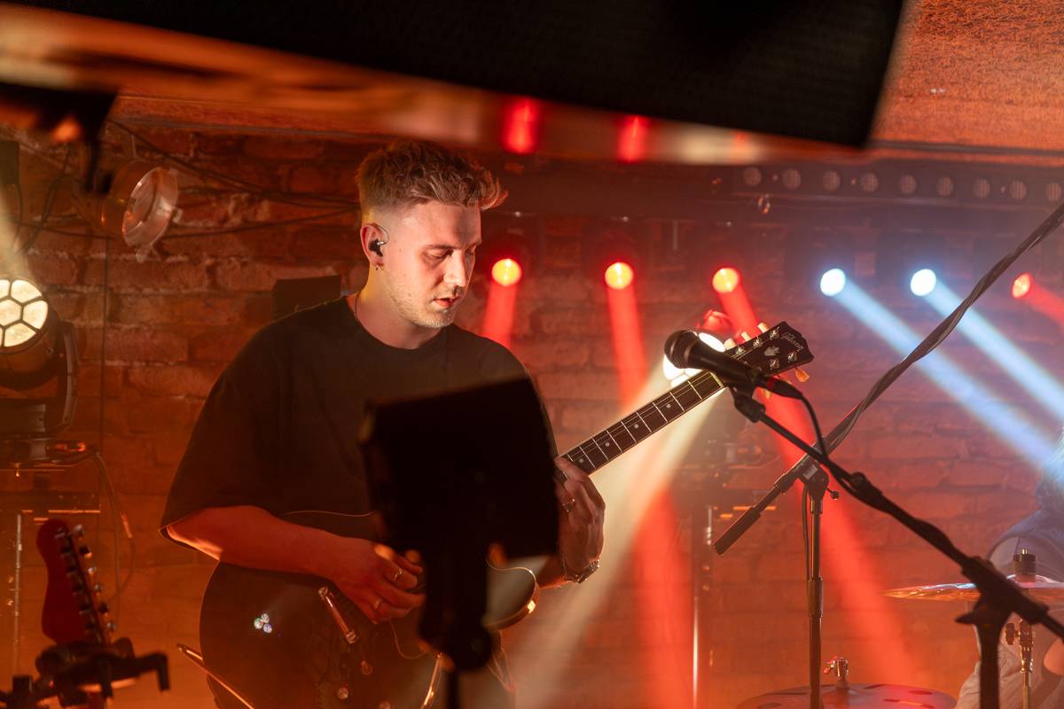 Kamrad dorazil na turné také do Prahy, rozezpíval Café V lese