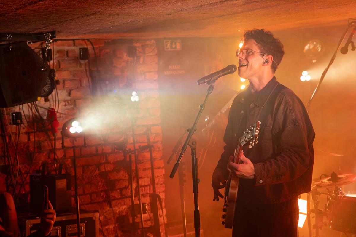 Kamrad dorazil na turné také do Prahy, rozezpíval Café V lese