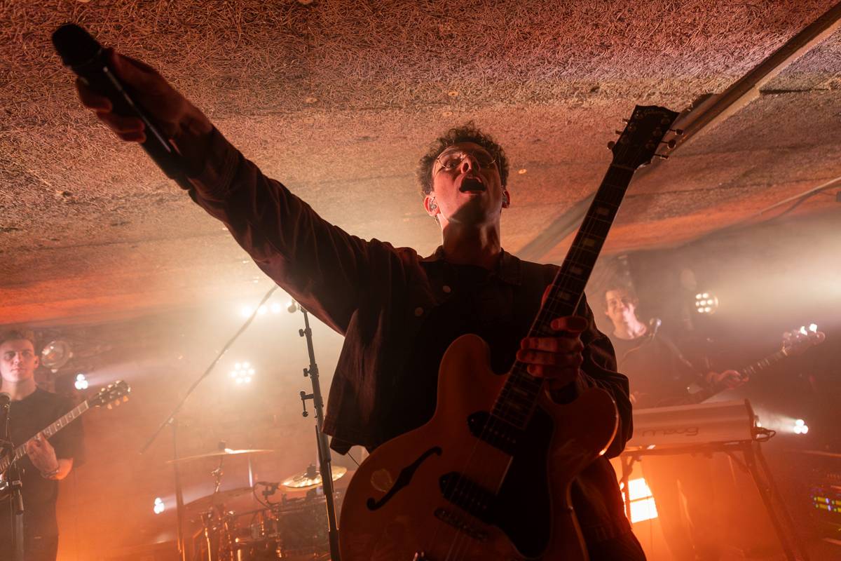 Kamrad dorazil na turné také do Prahy, rozezpíval Café V lese