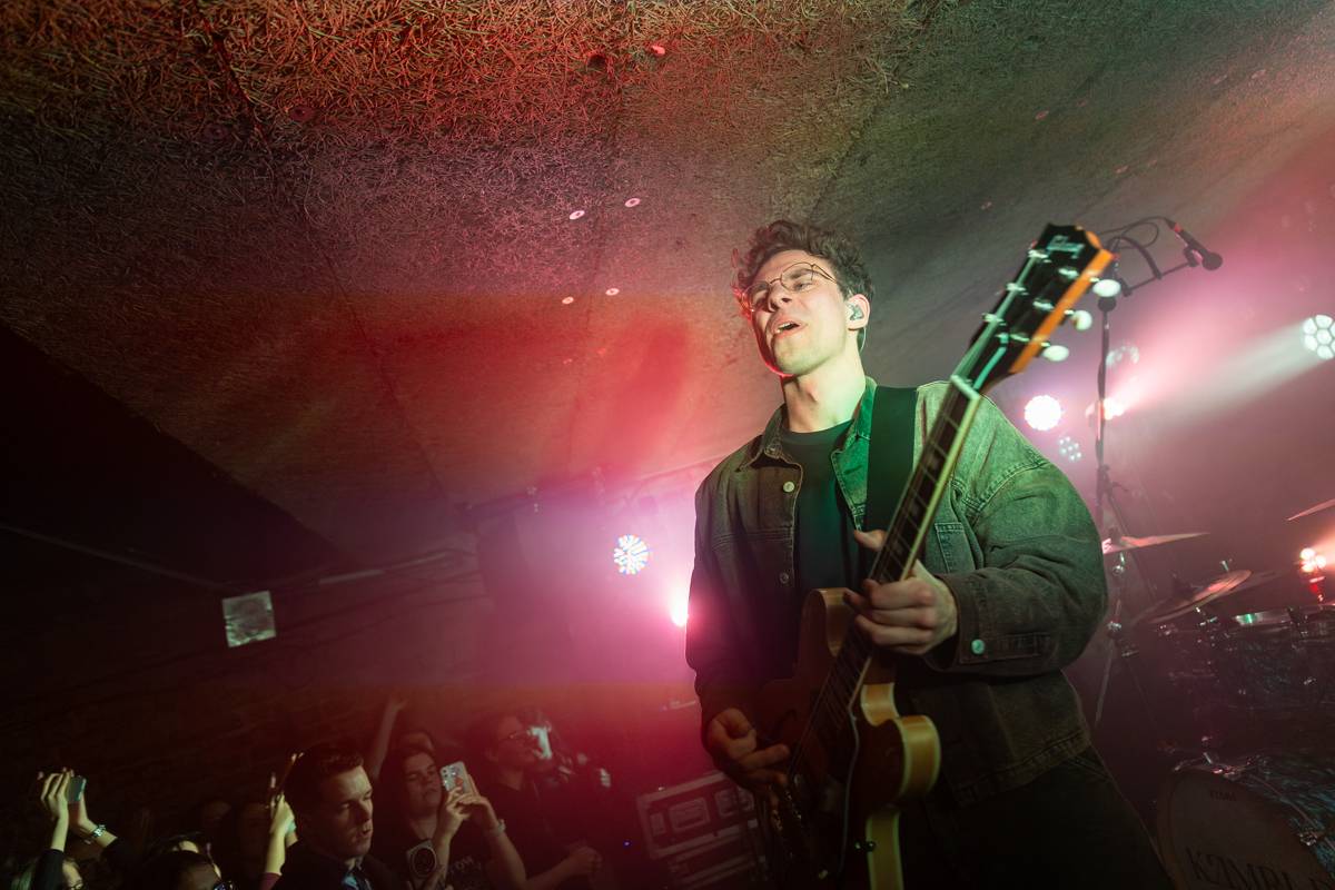 Kamrad dorazil na turné také do Prahy, rozezpíval Café V lese