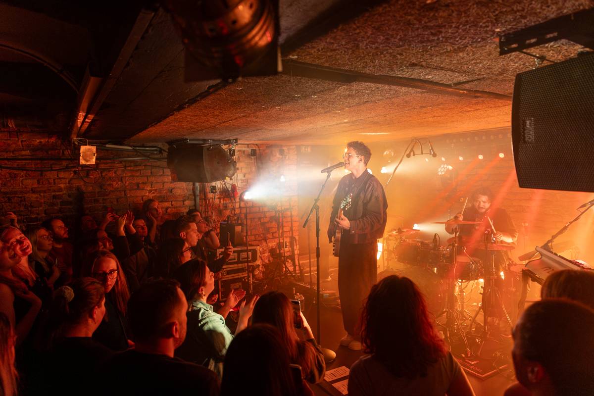 Kamrad dorazil na turné také do Prahy, rozezpíval Café V lese