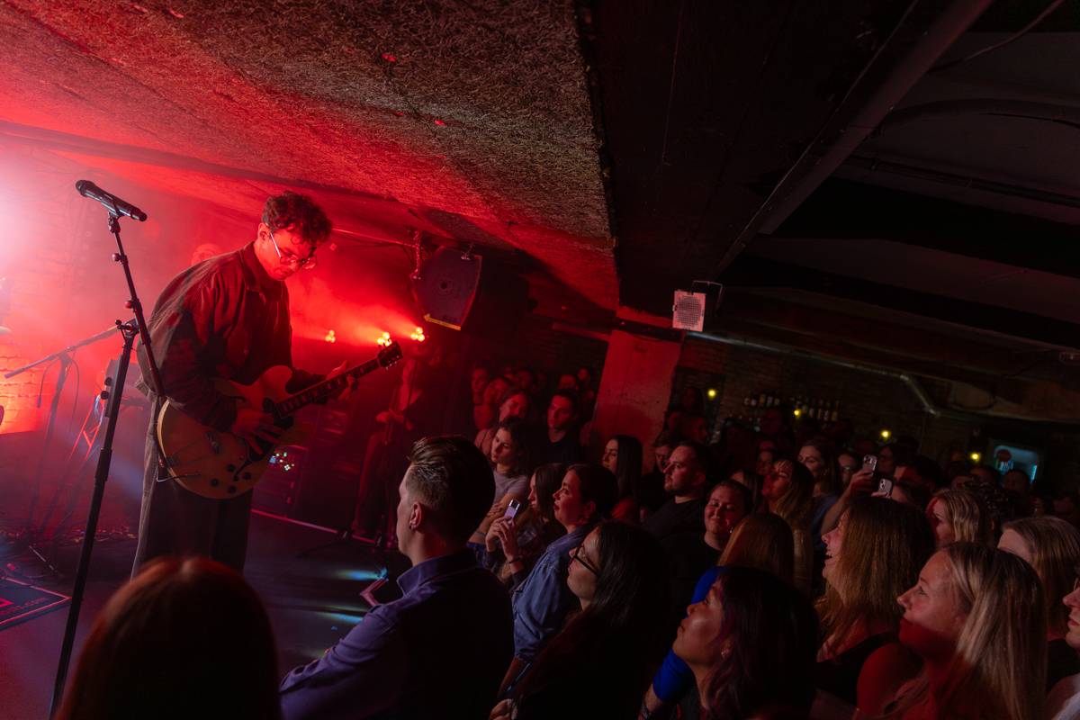 Kamrad dorazil na turné také do Prahy, rozezpíval Café V lese