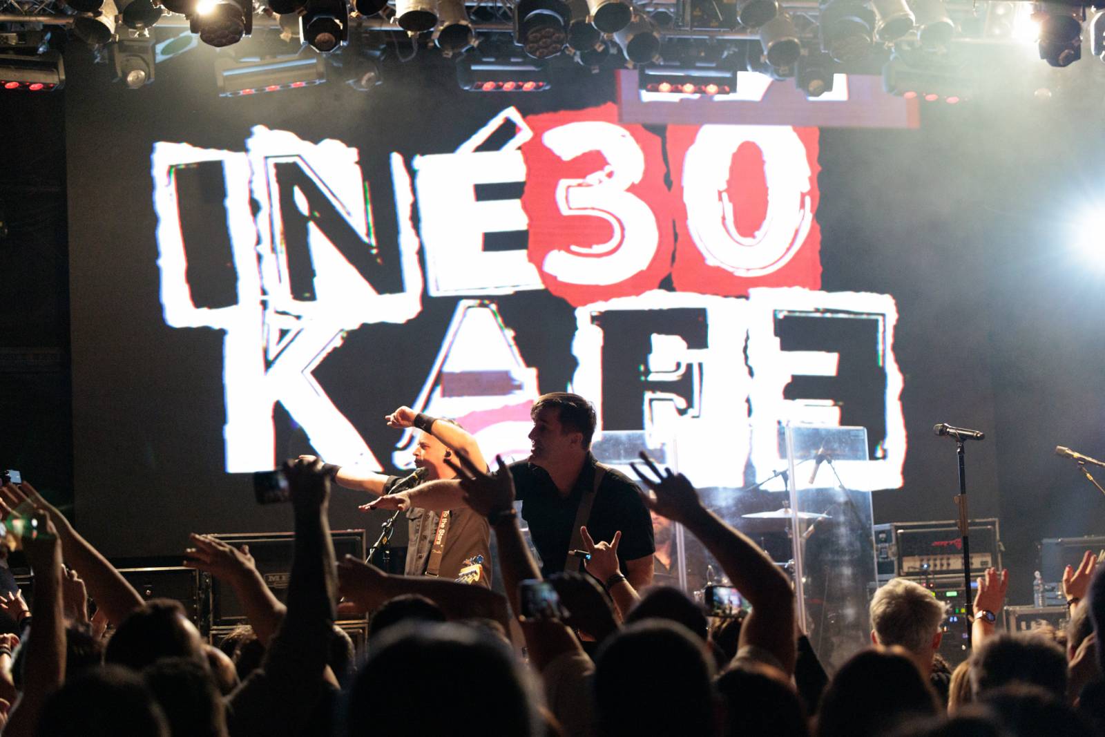 Inekafe zahájilo v Praze turné, bubeník odehrál koncert s horečkou