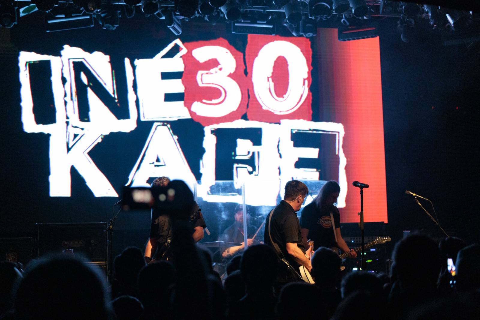 Inekafe zahájilo v Praze turné, bubeník odehrál koncert s horečkou