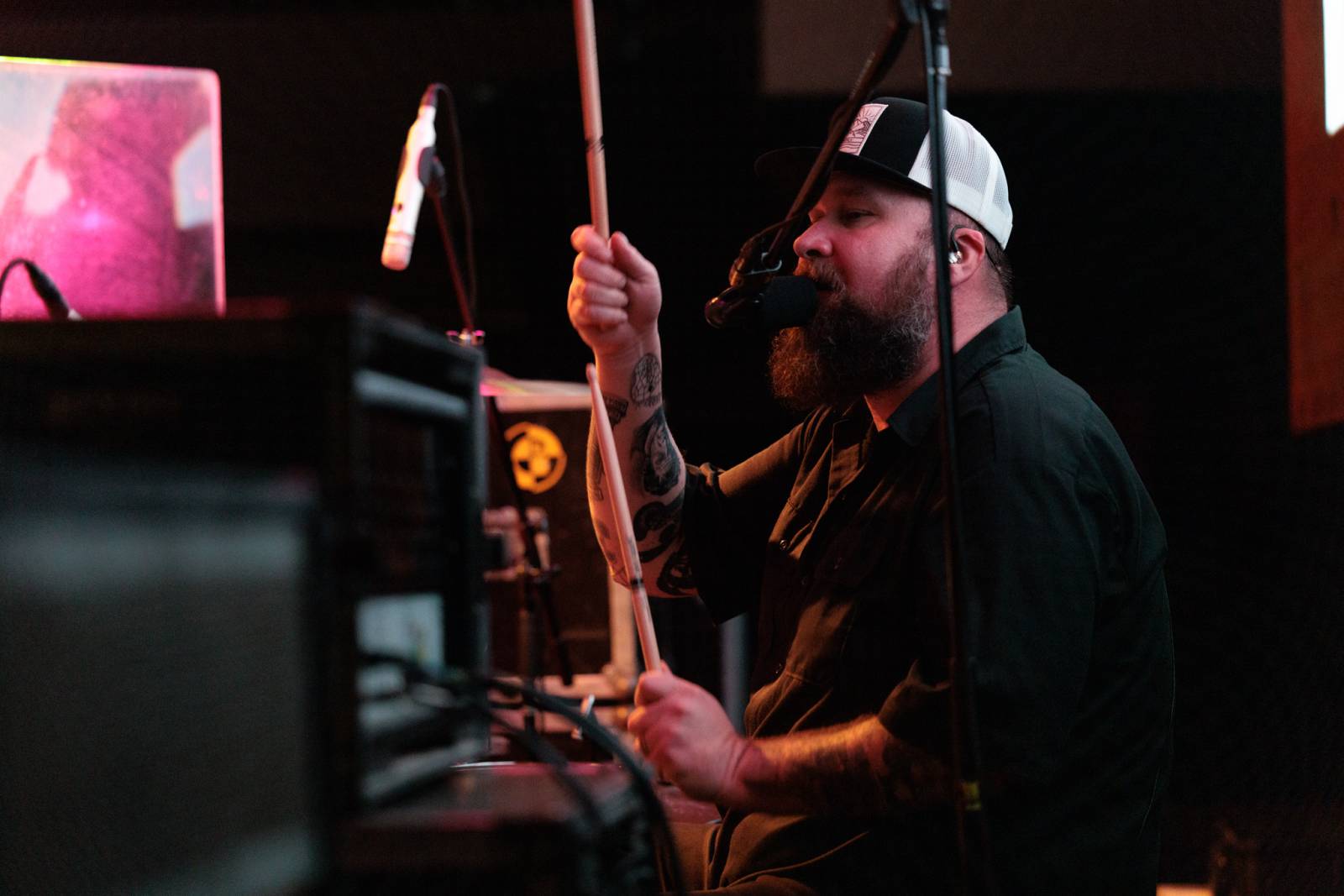 Inekafe zahájilo v Praze turné, bubeník odehrál koncert s horečkou