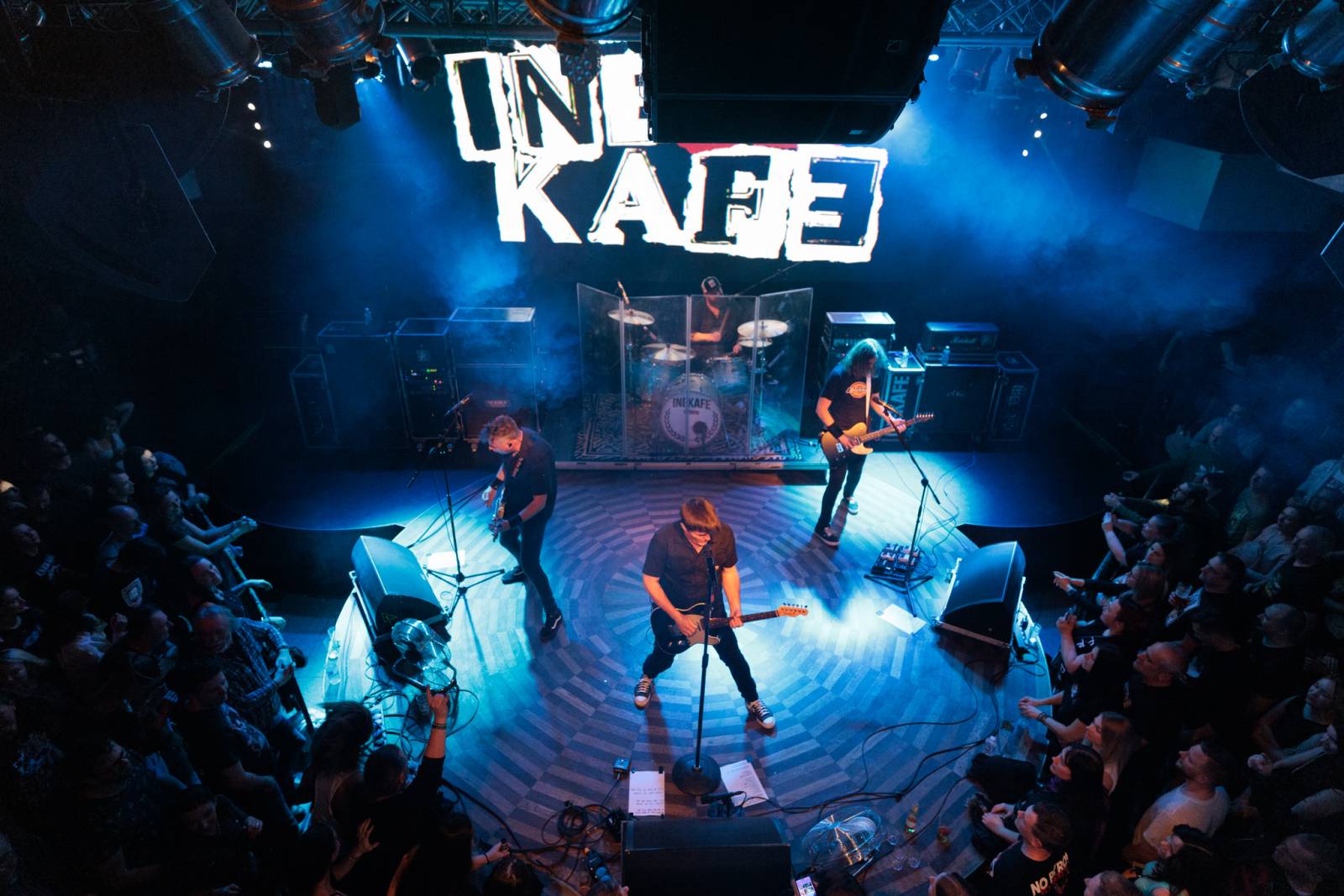 Inekafe zahájilo v Praze turné, bubeník odehrál koncert s horečkou