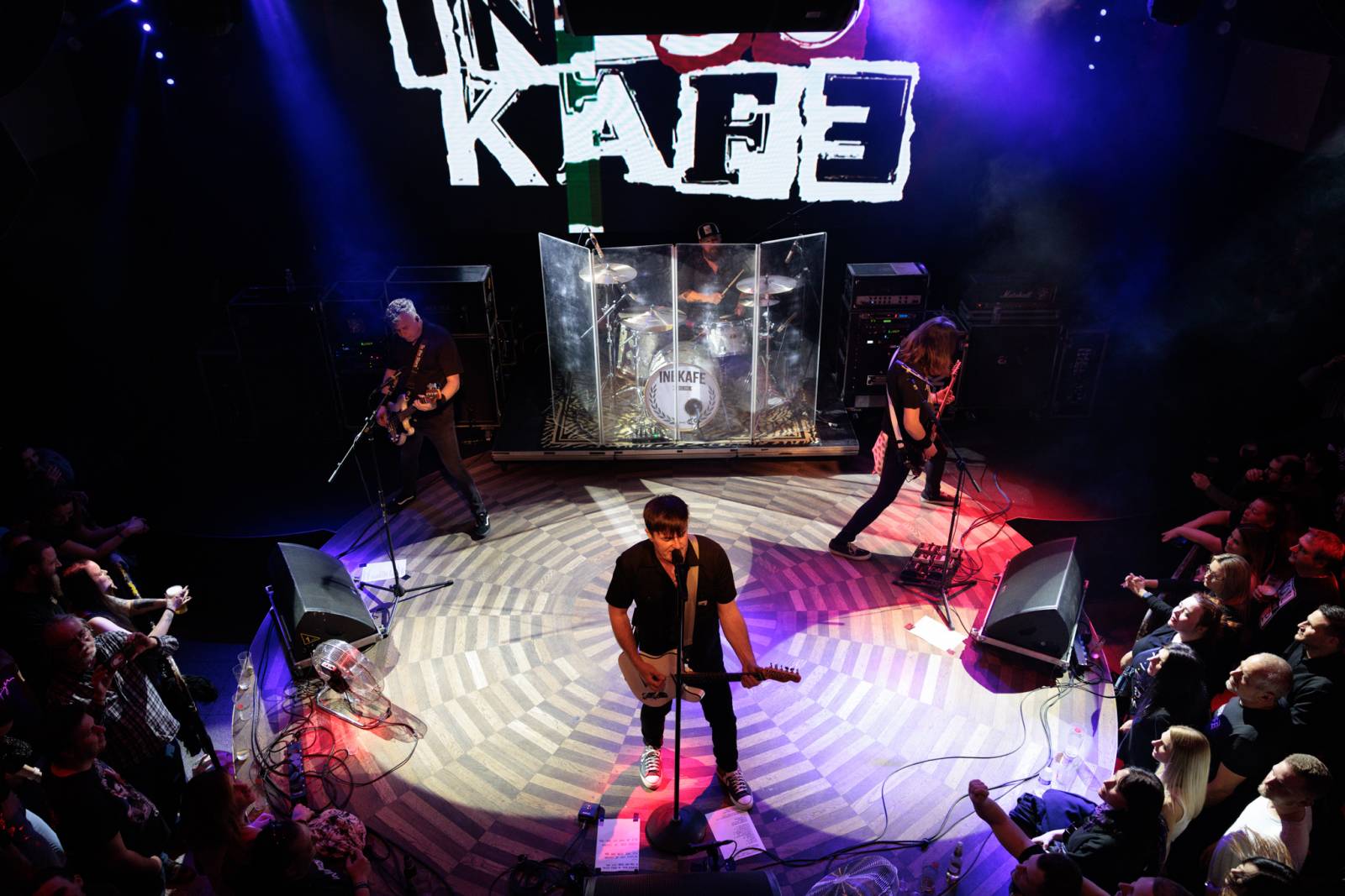 Inekafe zahájilo v Praze turné, bubeník odehrál koncert s horečkou