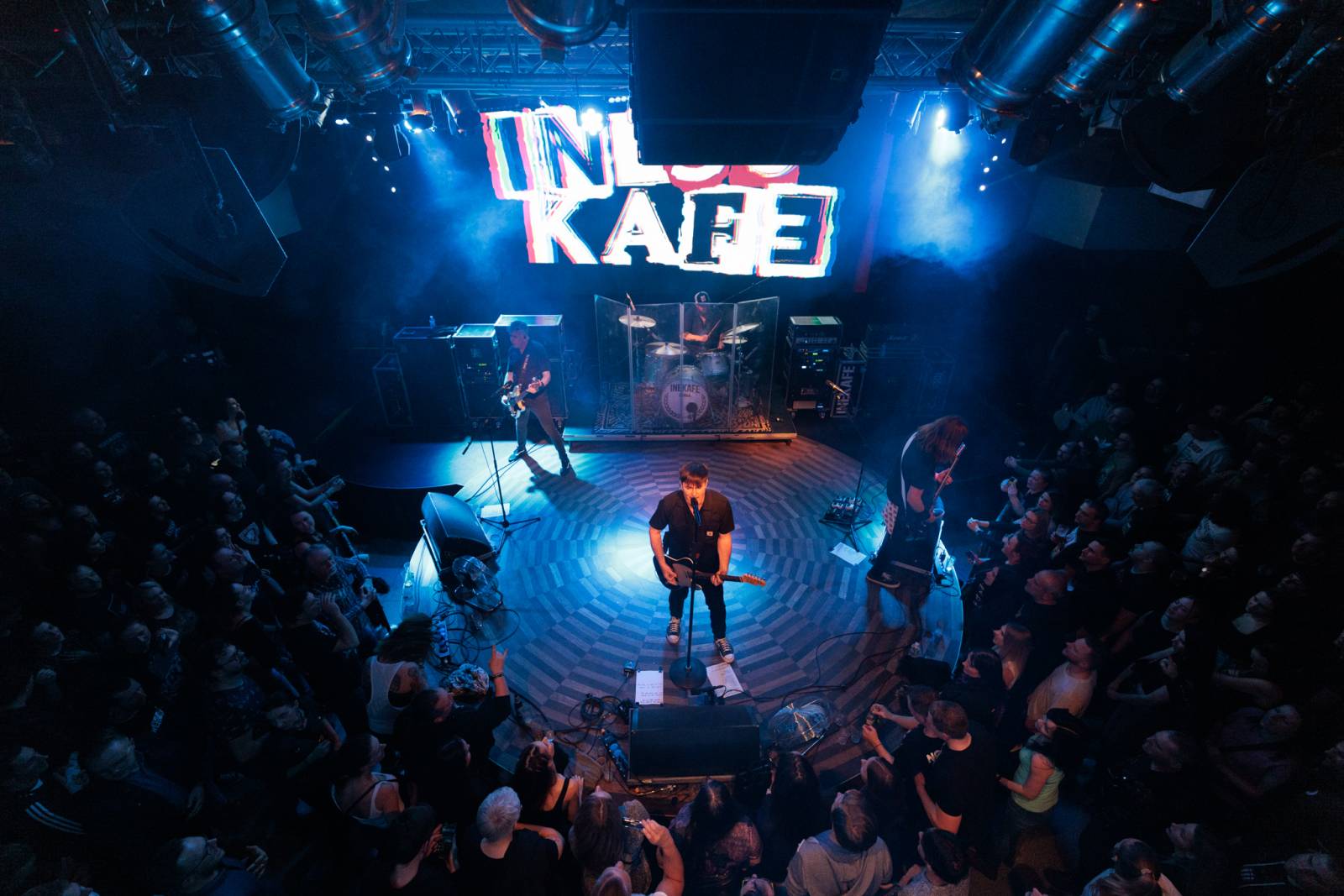 Inekafe zahájilo v Praze turné, bubeník odehrál koncert s horečkou