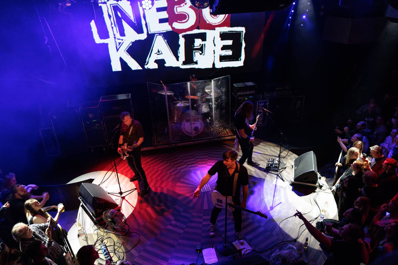 Inekafe zahájilo v Praze turné, bubeník odehrál koncert s horečkou