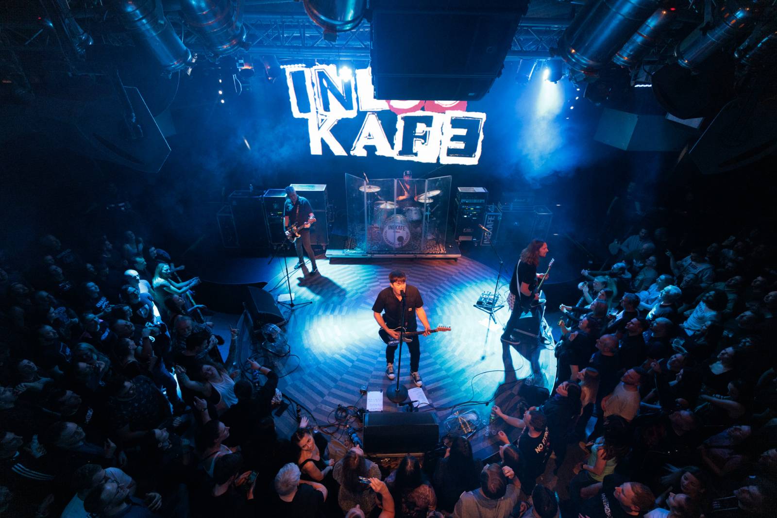 Inekafe zahájilo v Praze turné, bubeník odehrál koncert s horečkou