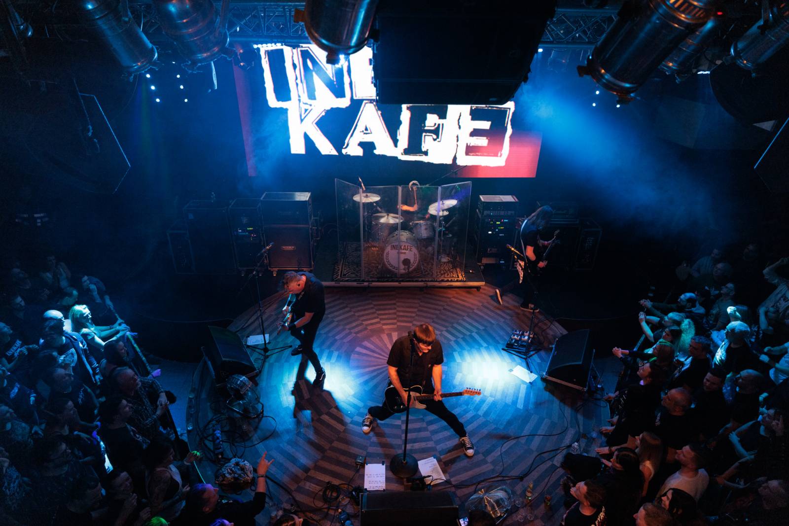 Inekafe zahájilo v Praze turné, bubeník odehrál koncert s horečkou