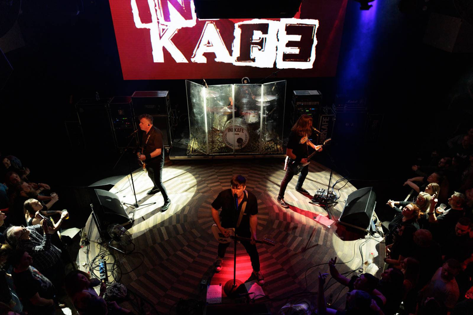 Inekafe zahájilo v Praze turné, bubeník odehrál koncert s horečkou