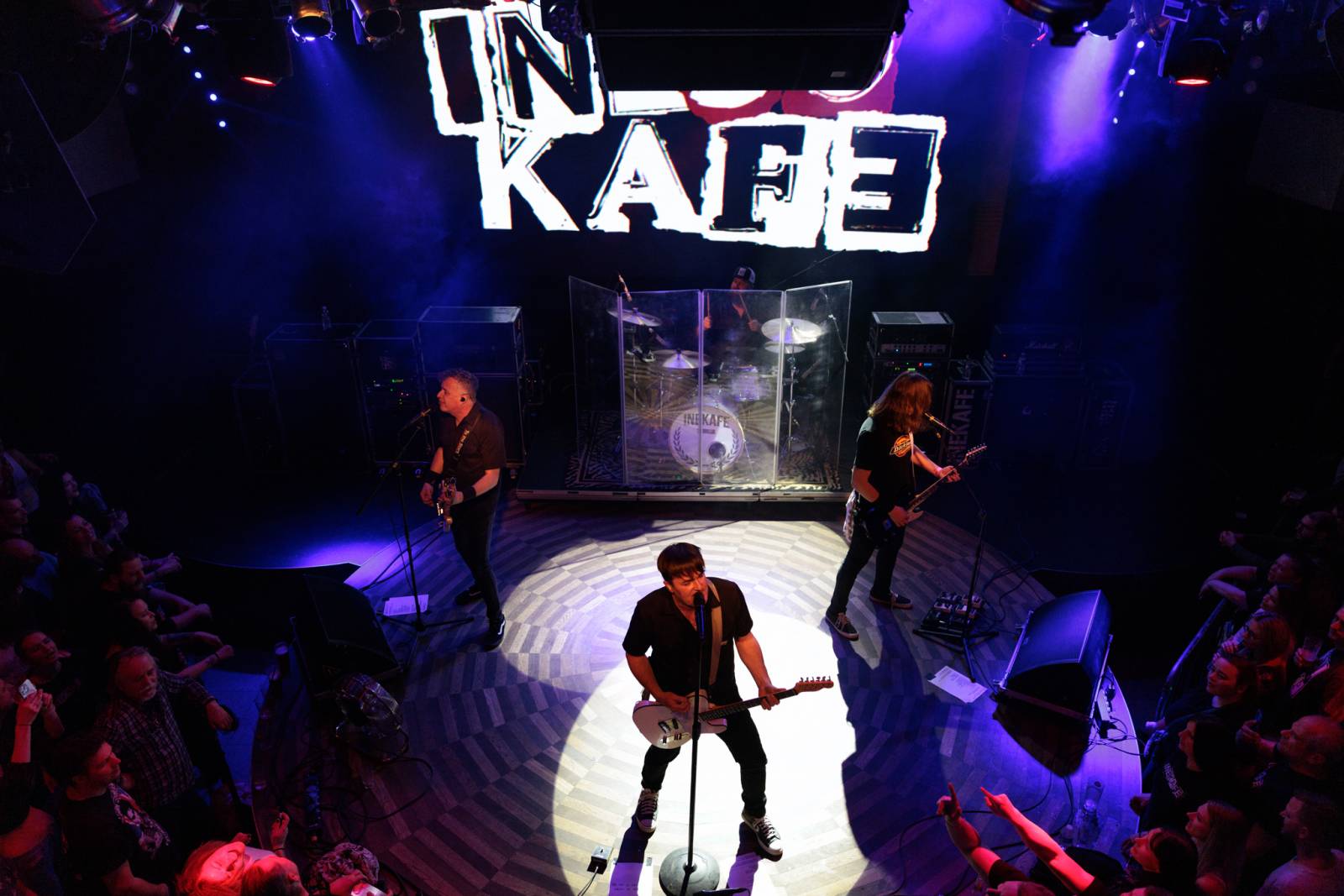Inekafe zahájilo v Praze turné, bubeník odehrál koncert s horečkou