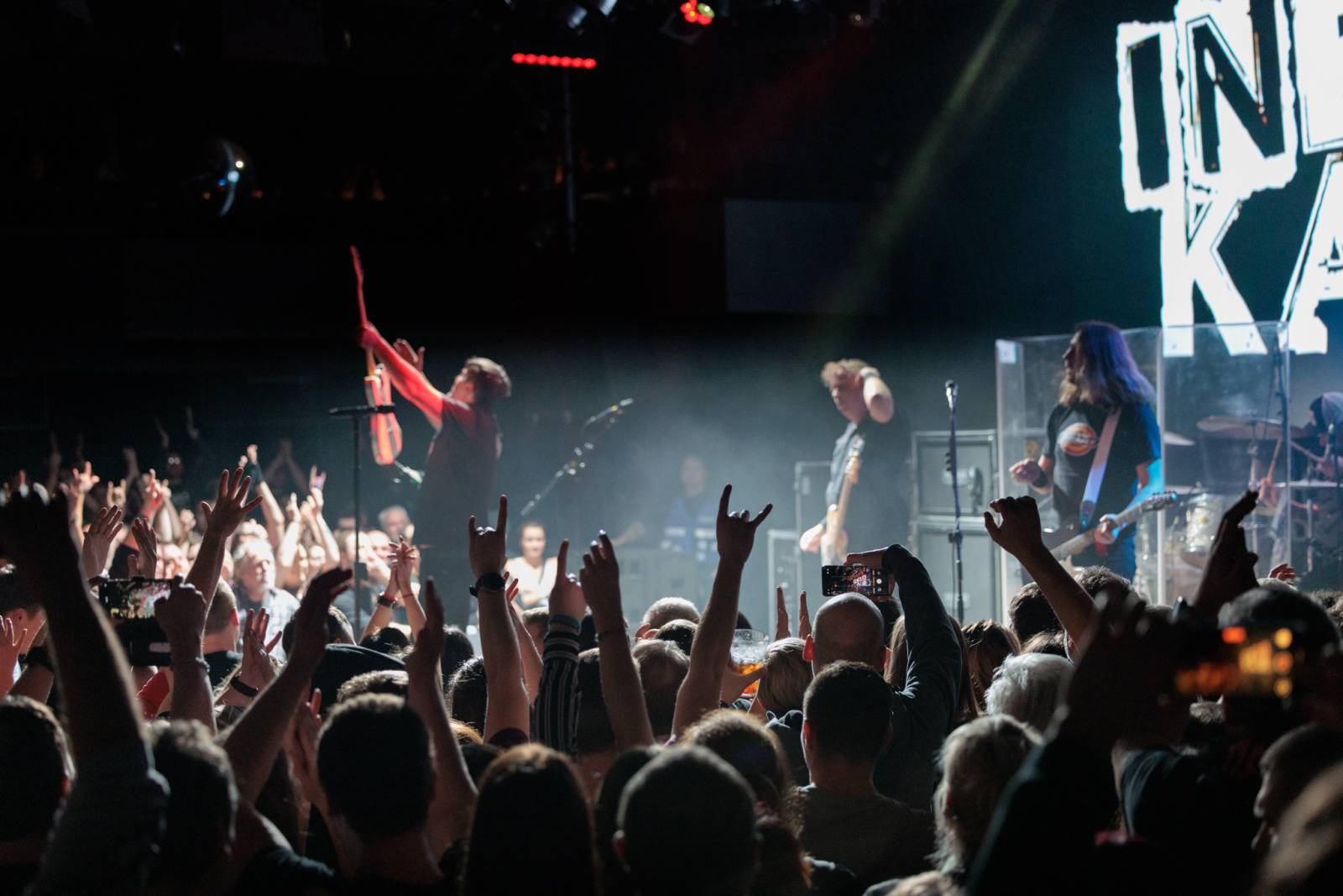 Inekafe zahájilo v Praze turné, bubeník odehrál koncert s horečkou