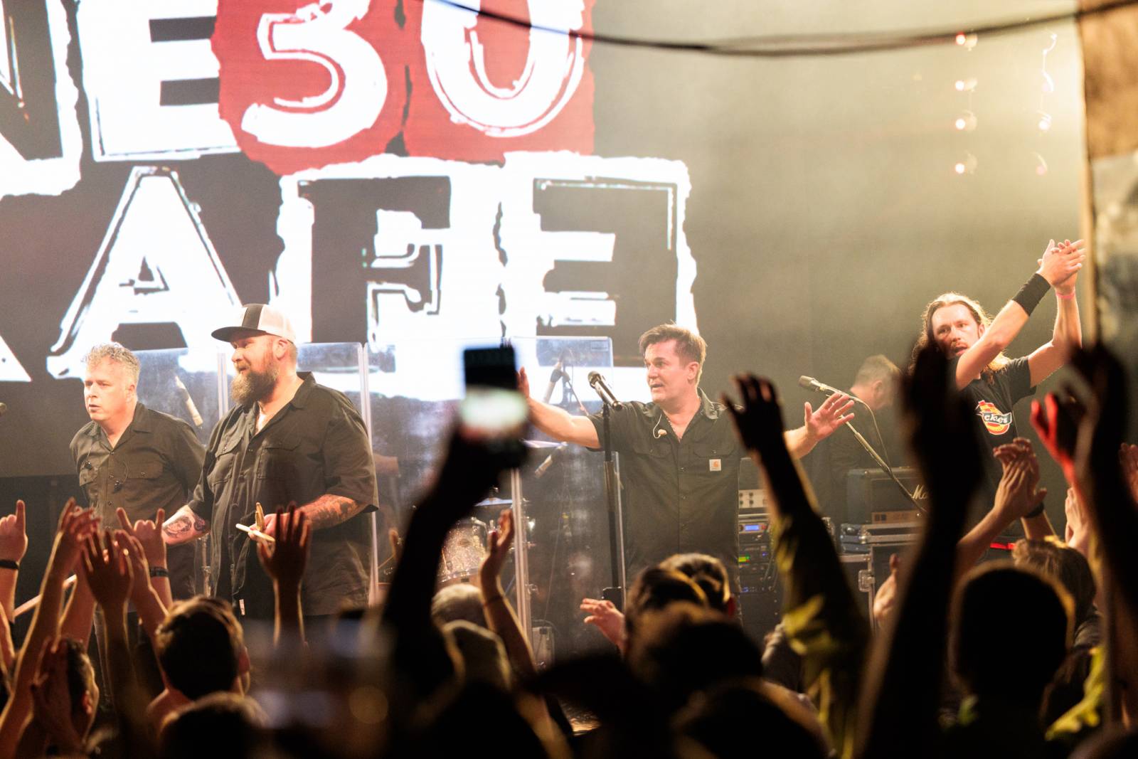 Inekafe zahájilo v Praze turné, bubeník odehrál koncert s horečkou