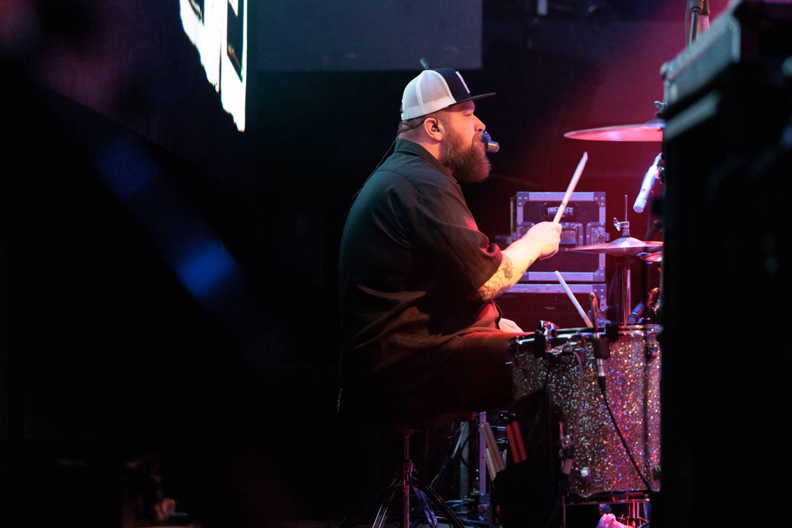 Inekafe zahájilo v Praze turné, bubeník odehrál koncert s horečkou