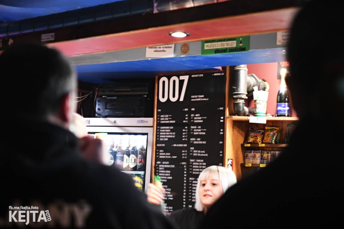 P.S. aneb Pohlavní styk obsadil strahovskou Sedmičku, klub praskal ve švech