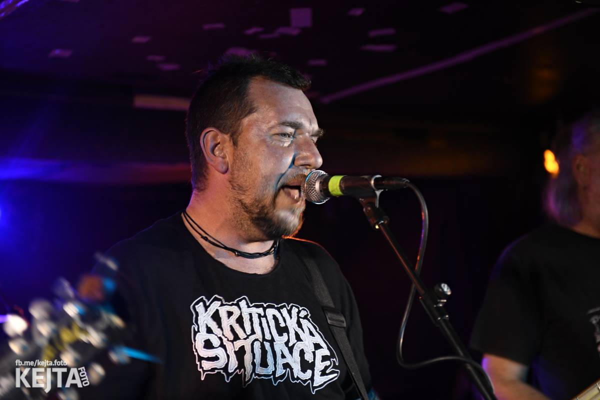 P.S. aneb Pohlavní styk obsadil strahovskou Sedmičku, klub praskal ve švech