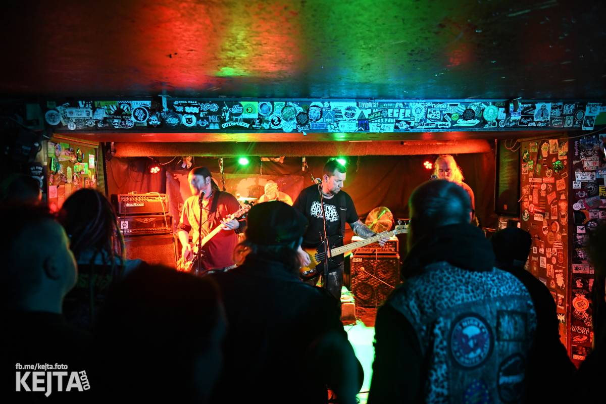 P.S. aneb Pohlavní styk obsadil strahovskou Sedmičku, klub praskal ve švech