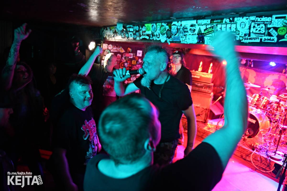 P.S. aneb Pohlavní styk obsadil strahovskou Sedmičku, klub praskal ve švech