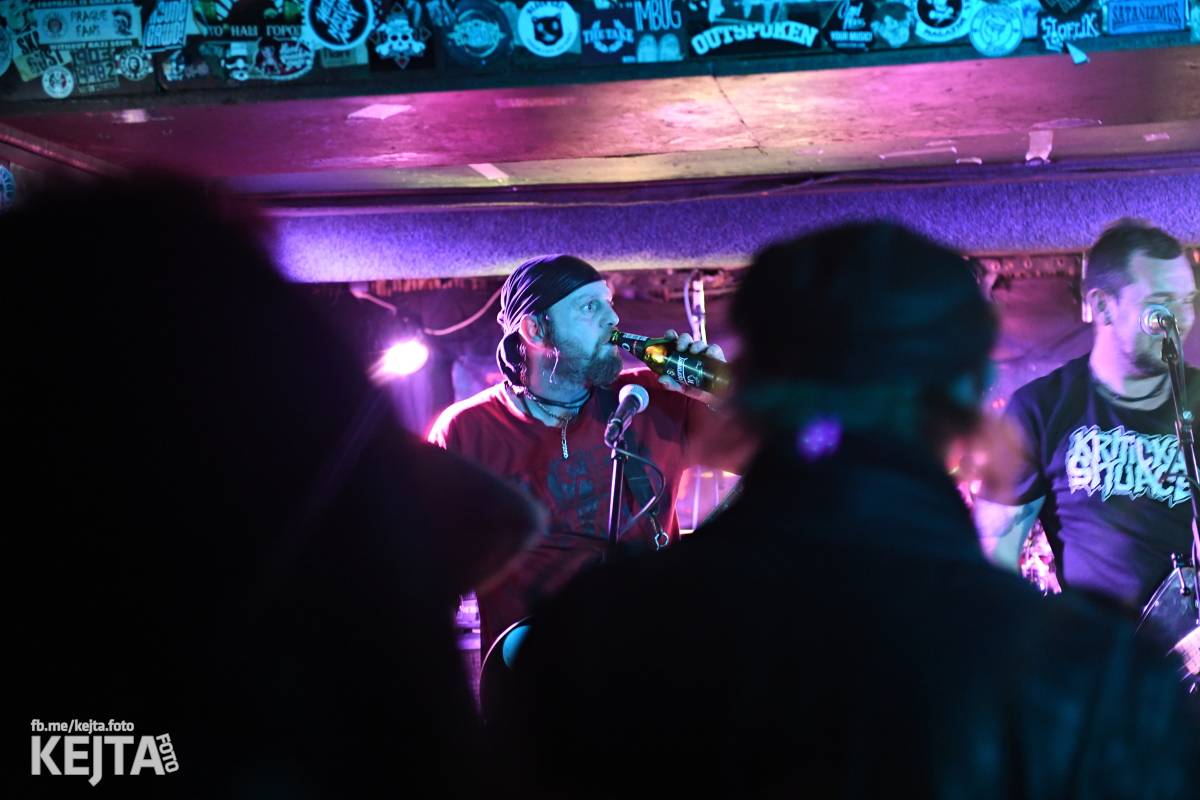 P.S. aneb Pohlavní styk obsadil strahovskou Sedmičku, klub praskal ve švech