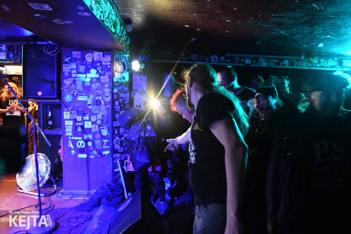 P.S. aneb Pohlavní styk obsadil strahovskou Sedmičku, klub praskal ve švech