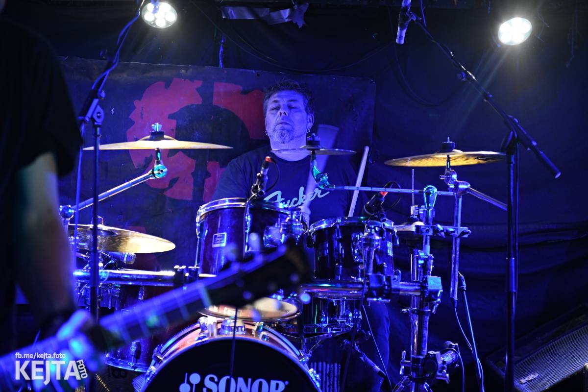 P.S. aneb Pohlavní styk obsadil strahovskou Sedmičku, klub praskal ve švech