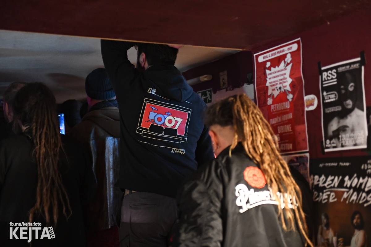 P.S. aneb Pohlavní styk obsadil strahovskou Sedmičku, klub praskal ve švech