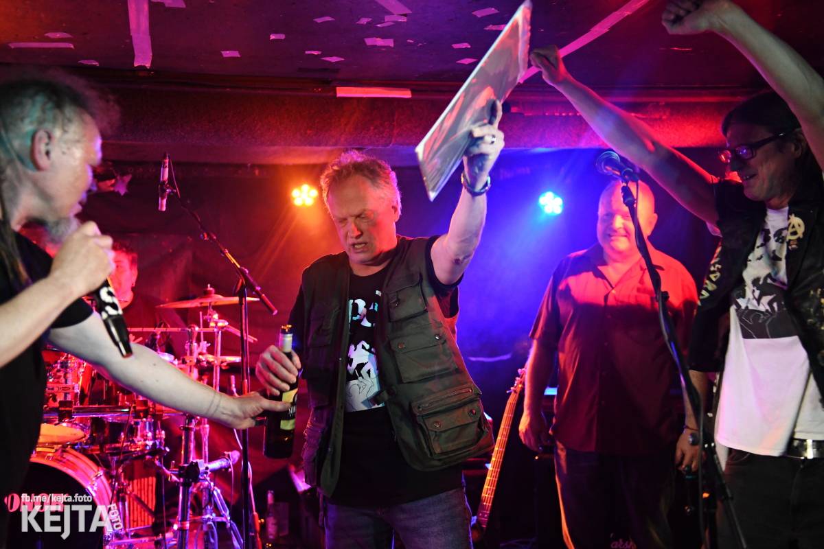 P.S. aneb Pohlavní styk obsadil strahovskou Sedmičku, klub praskal ve švech