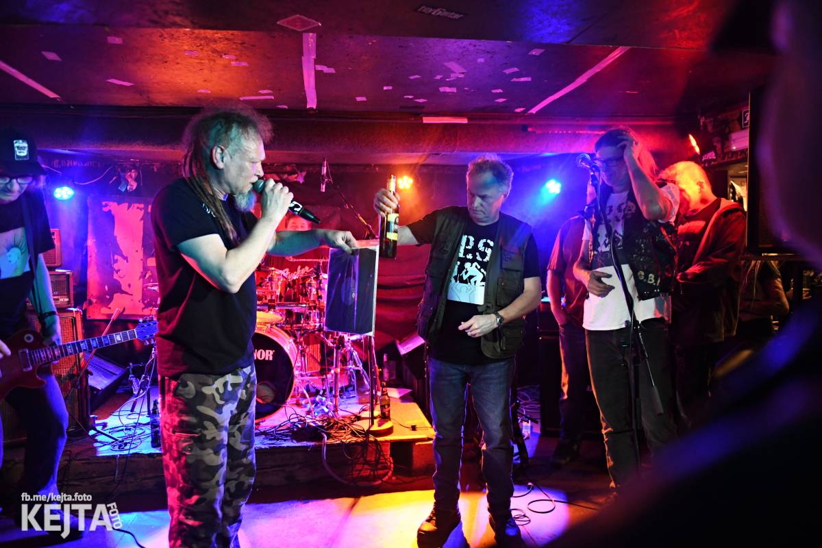 P.S. aneb Pohlavní styk obsadil strahovskou Sedmičku, klub praskal ve švech