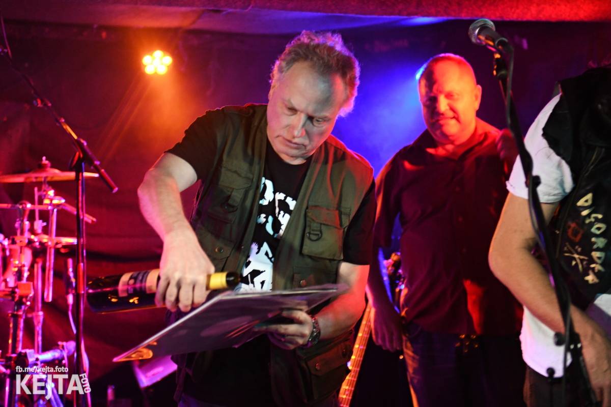 P.S. aneb Pohlavní styk obsadil strahovskou Sedmičku, klub praskal ve švech