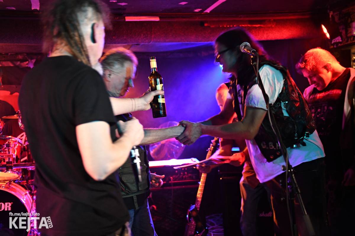 P.S. aneb Pohlavní styk obsadil strahovskou Sedmičku, klub praskal ve švech