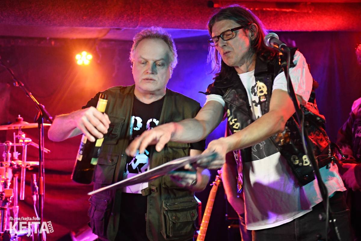 P.S. aneb Pohlavní styk obsadil strahovskou Sedmičku, klub praskal ve švech