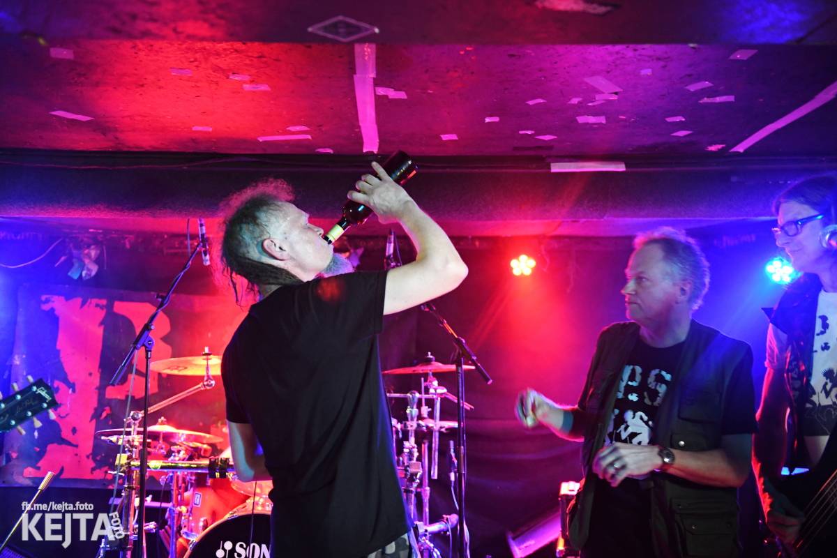 P.S. aneb Pohlavní styk obsadil strahovskou Sedmičku, klub praskal ve švech