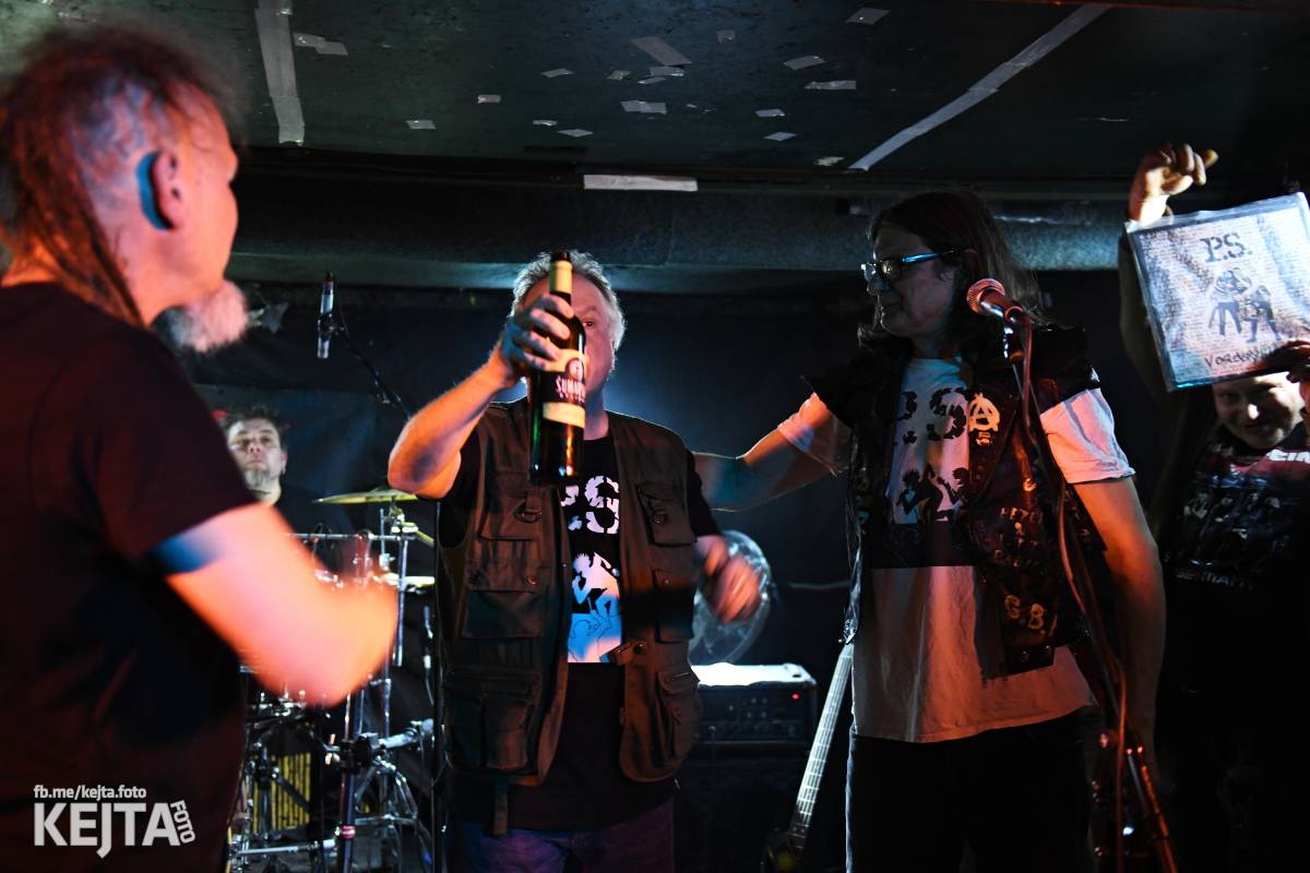 P.S. aneb Pohlavní styk obsadil strahovskou Sedmičku, klub praskal ve švech