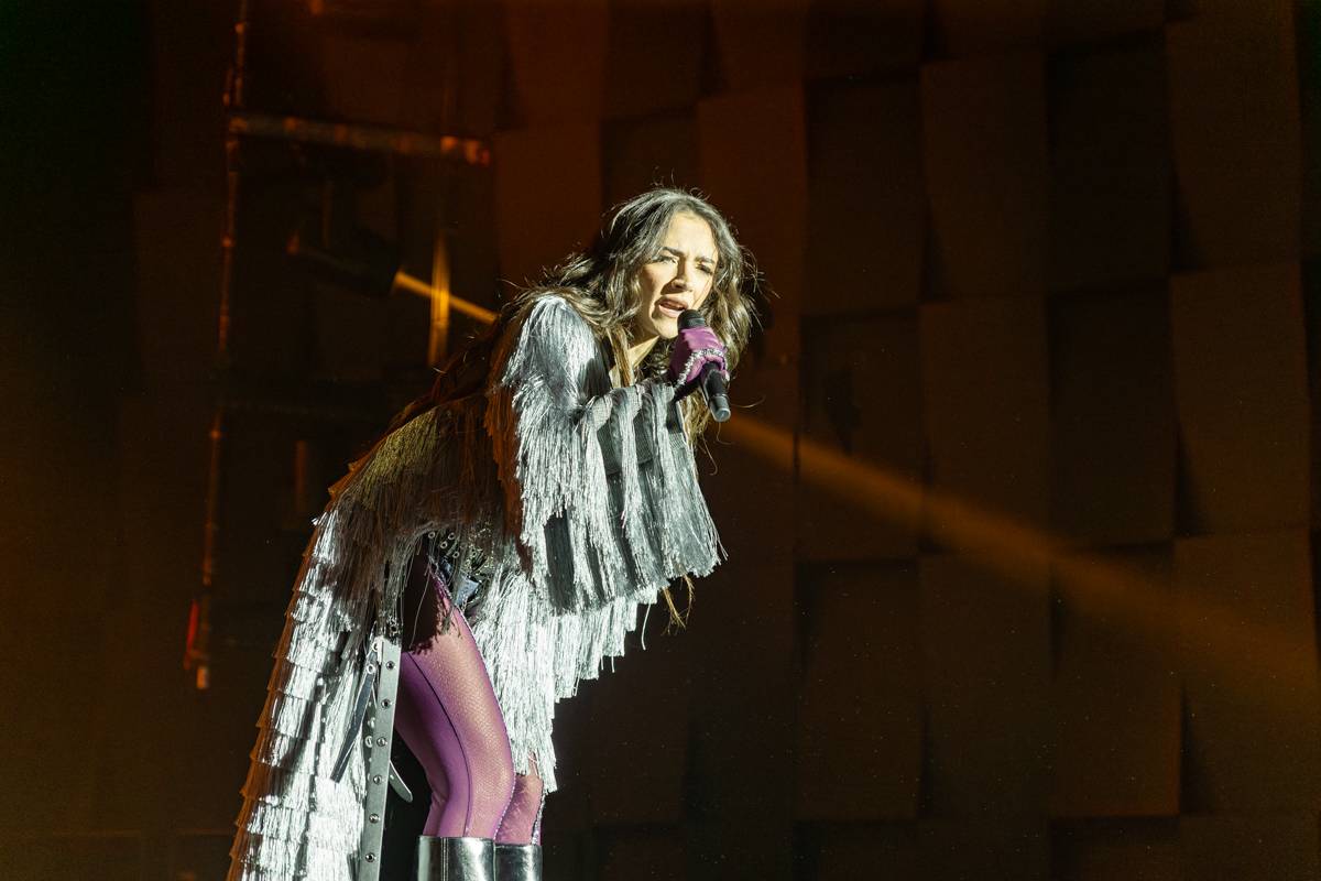 Eva Burešová rozezpívala Forum Karlín, plný sál ji dojal k slzám