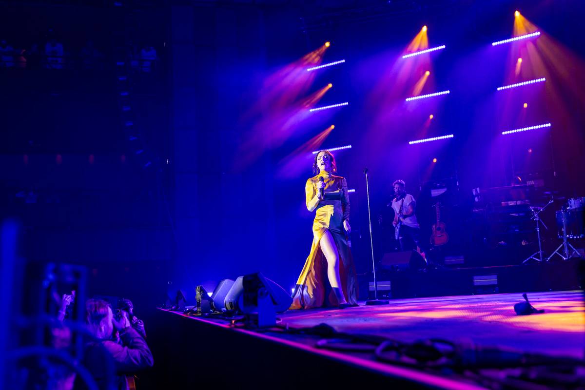 Eva Burešová rozezpívala Forum Karlín, plný sál ji dojal k slzám