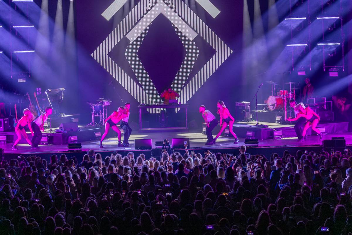 Eva Burešová rozezpívala Forum Karlín, plný sál ji dojal k slzám