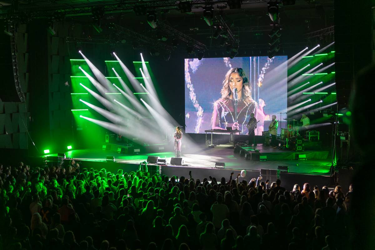 Eva Burešová rozezpívala Forum Karlín, plný sál ji dojal k slzám