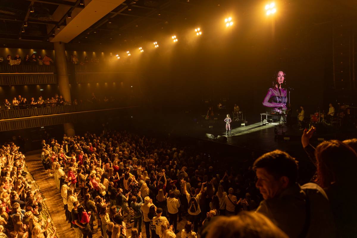 Eva Burešová rozezpívala Forum Karlín, plný sál ji dojal k slzám