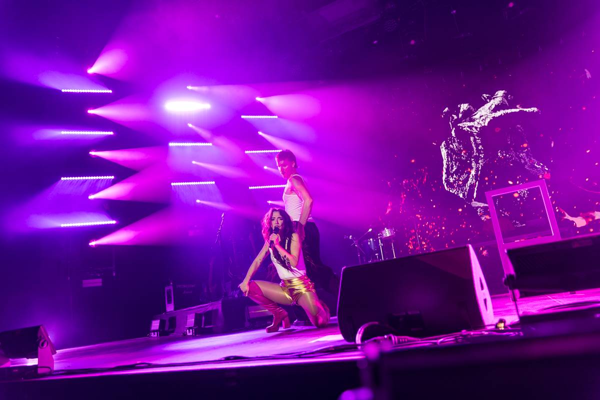 Eva Burešová rozezpívala Forum Karlín, plný sál ji dojal k slzám