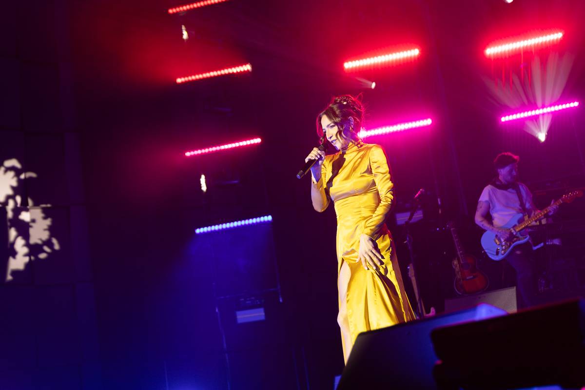 Eva Burešová rozezpívala Forum Karlín, plný sál ji dojal k slzám