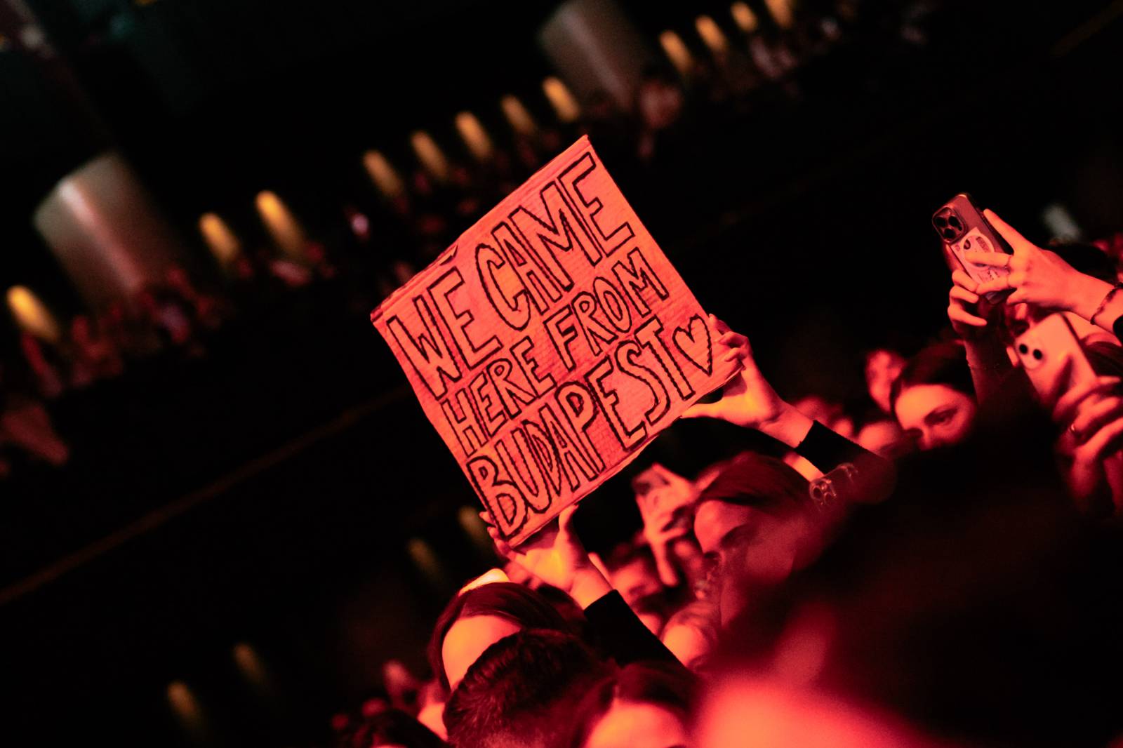 Dean Lewis se po třech letech vrátil do Prahy, vyprodal Forum Karlín