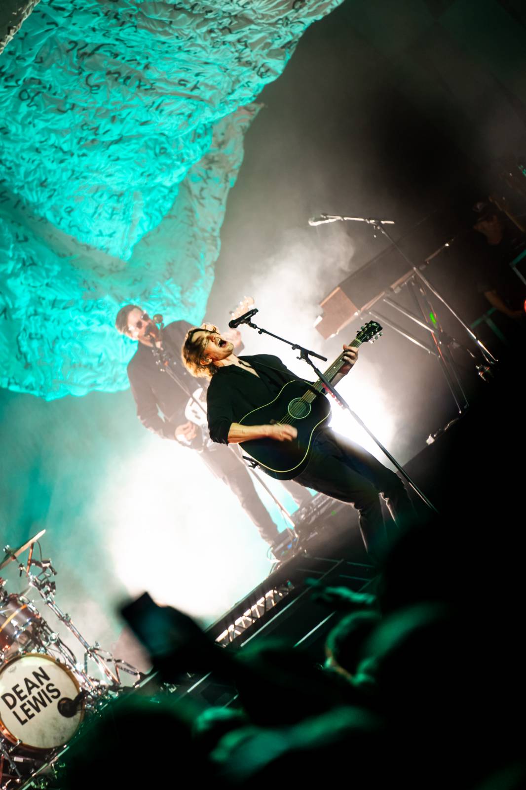 Dean Lewis se po třech letech vrátil do Prahy, vyprodal Forum Karlín