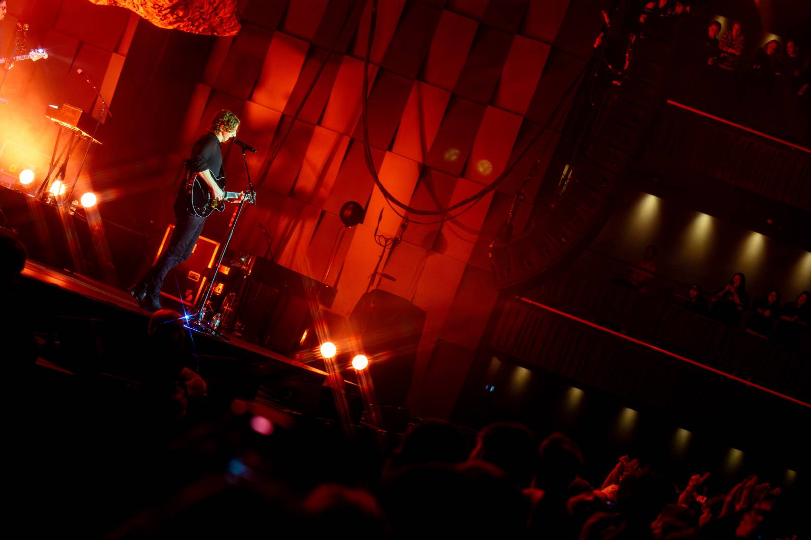 Dean Lewis se po třech letech vrátil do Prahy, vyprodal Forum Karlín