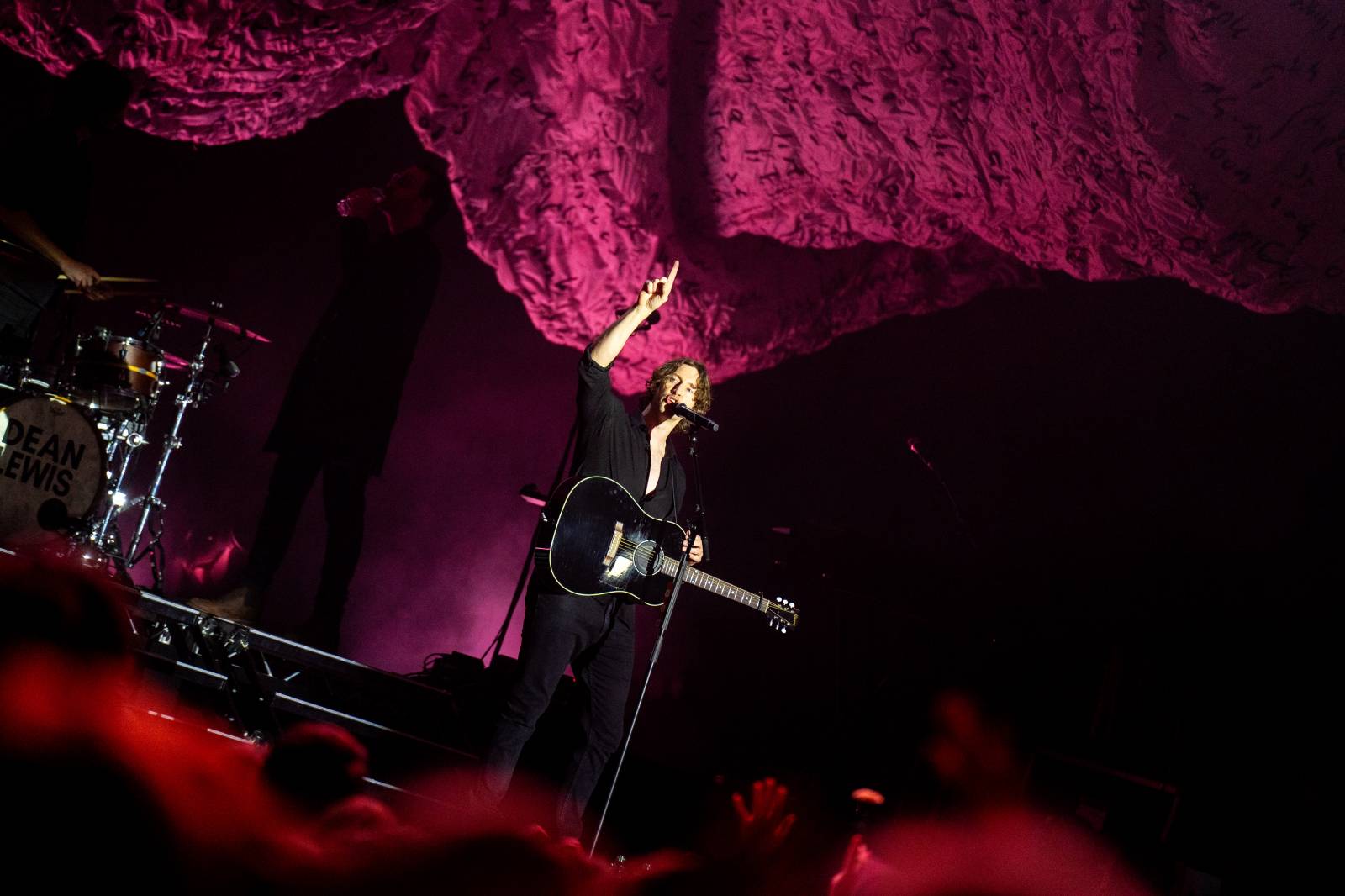 Dean Lewis se po třech letech vrátil do Prahy, vyprodal Forum Karlín