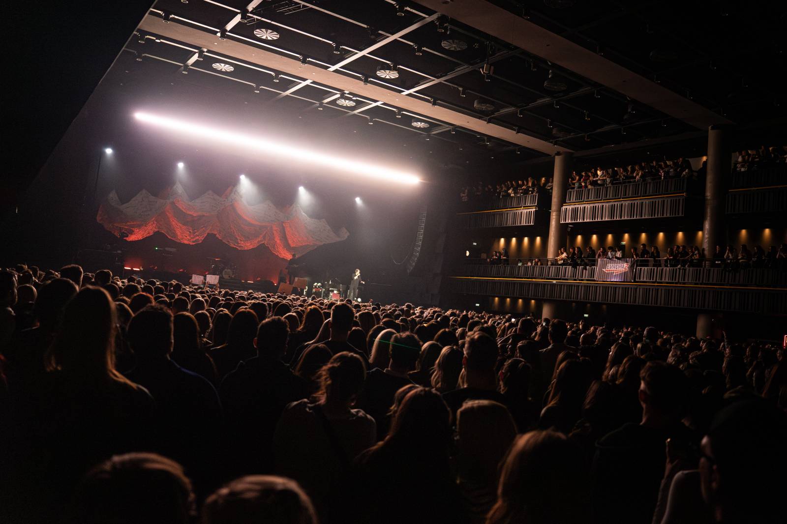 Dean Lewis se po třech letech vrátil do Prahy, vyprodal Forum Karlín