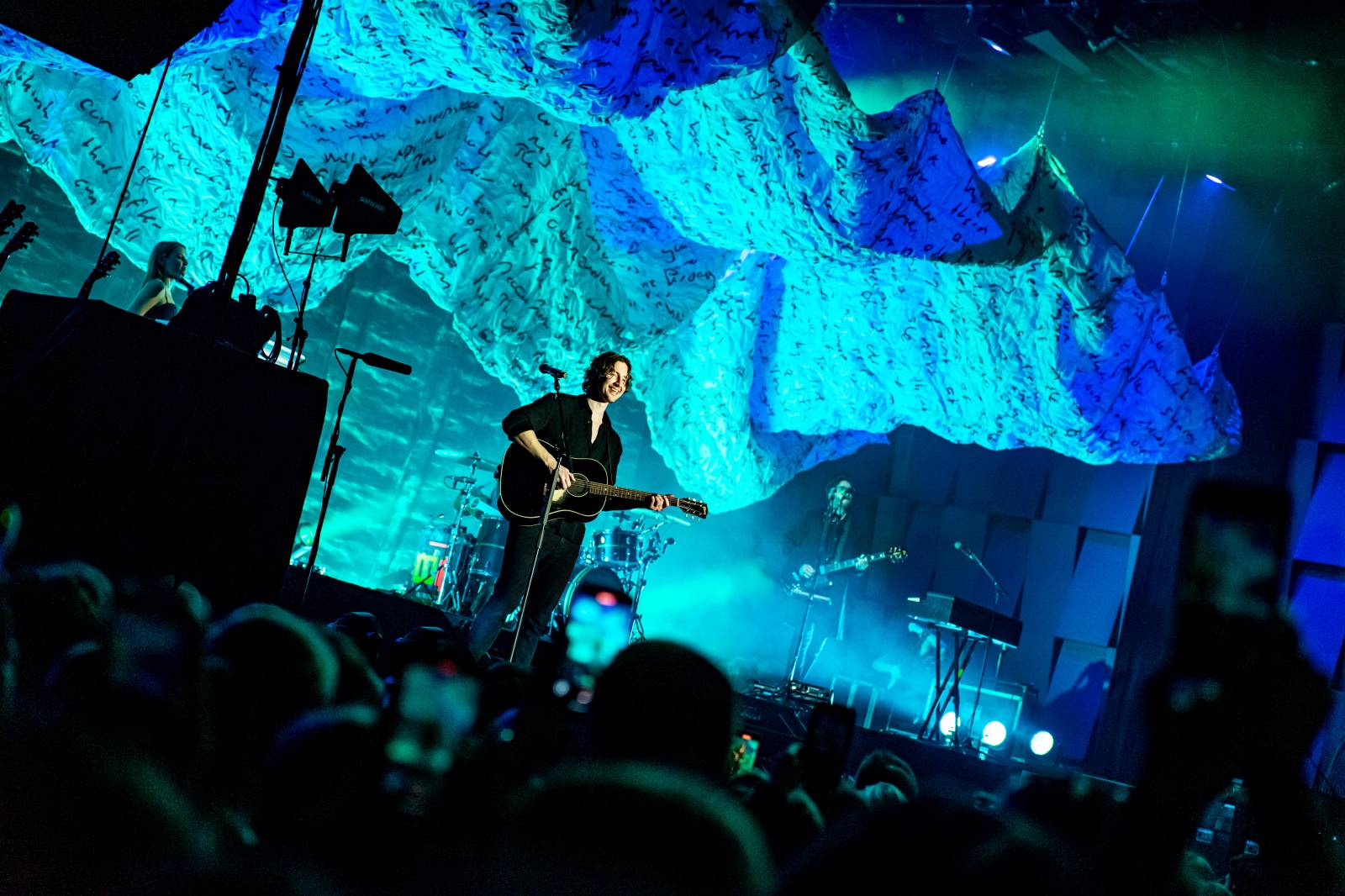 Dean Lewis se po třech letech vrátil do Prahy, vyprodal Forum Karlín