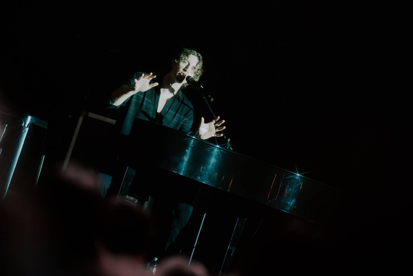 Dean Lewis se po třech letech vrátil do Prahy, vyprodal Forum Karlín