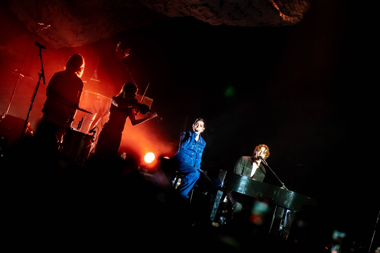 Dean Lewis se po třech letech vrátil do Prahy, vyprodal Forum Karlín